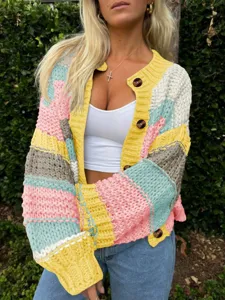 Vue détaillée du gilet en maille épaisse à blocs de couleurs et patchwork multicolore.