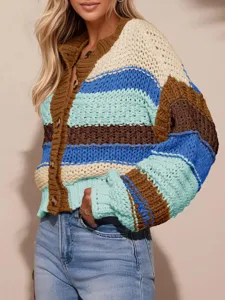 Vue détaillée du cardigan en tricot épais colorblock présentant un motif rayé texturé.
