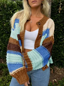 Détail cardigan en maille épaisse, design patchwork colorblock, manches longues, boutons.