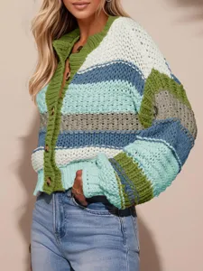 Vue détaillée d'un gilet cardigan tricoté grossier pour femme à blocs de couleurs et boutons.