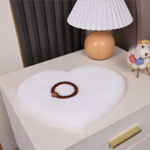Witte pluizige hartvormige miniatuur tapijt poppenhuis pluche mat hoofdaanzicht decoratie