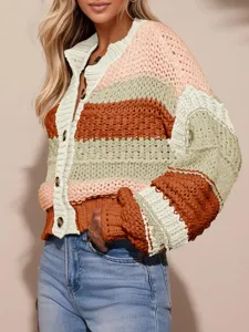 Vue détaillée du cardigan en tricot rayé pour femmes avec empiècements et boutons.
