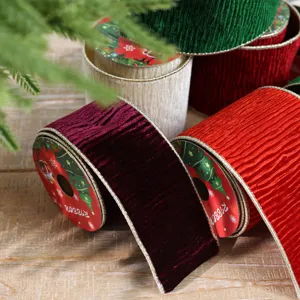 Cinta de terciopelo navideña con borde dorado cableado plegado para decoracion de fiesta.