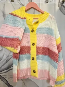 Cardigan pull en tricot épais rayé colorblock pour femme avec boutons et manches longues.