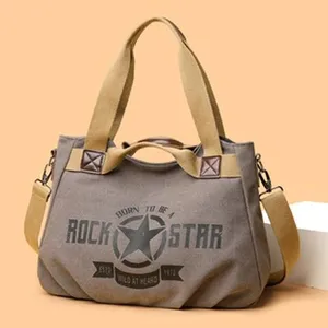Grand sac cabas en toile vintage pour femme, élégant sac à bandoulière style rock chic.