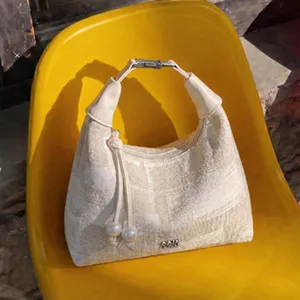 Sac à épaule chic beige pour femmes, grand sac vintage avec décoration de perles élégantes.
