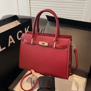 Vue detaillee d un sac a main rouge retro pour femme avec fermeture metallique pour style chic.