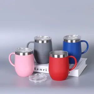 Detailopname van kleurrijke roestvrijstalen thermische koffiemokken met handvatten en deksels.