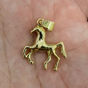 Pendentif cheval plaqué or pour fabrication de collier DIY, charmant bijou animalier.