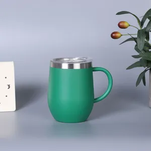 Groene roestvrijstalen geïsoleerde mok detailweergave met handvat en helder deksel.