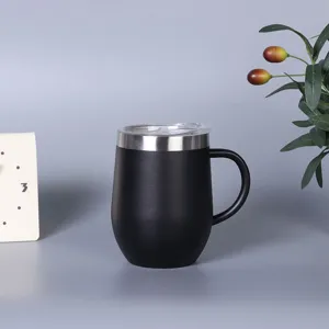Detailopname van de zwarte roestvrijstalen isolatiebeker met een strakke matte afwerking.