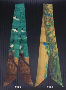 Vista dettagliata di lunghi nastri in seta alla moda con stampe paesaggistiche artistiche e gru.
