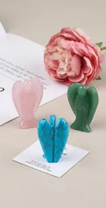 Kristallen stenen engel beeldje detailweergave met gladde afwerking en natuurlijke kleur.