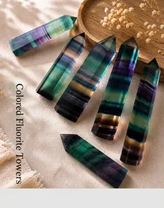 Bâton de cristal de fluorite coloré naturel pointe chakra pierre de guérison décoration détail.