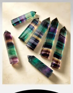 Détail de tour hexagonale en cristal de fluorite naturelle colorée avec couches bleues vertes.