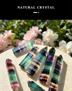 Pilier de cristal de fluorite naturelle pointe hexagonale gemme polie en gros plan détail