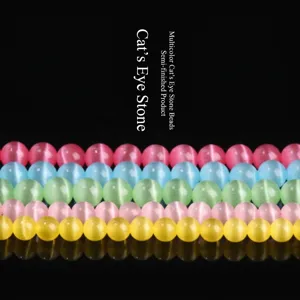 Détail de perles rondes en pierre œil de chat colorées pour la création de bijoux DIY.