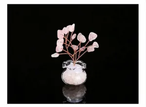 Magnifique arbre à argent en cristal de quartz rose naturel avec vase de verre élégant.