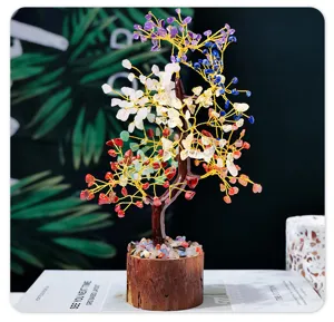 Vue détaillée de l'arbre à argent en cristal coloré avec base en bois, idéal pour la déco.