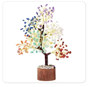 Vue détaillée de branches d'arbre en cristal coloré et base en bois, décoration feng shui.