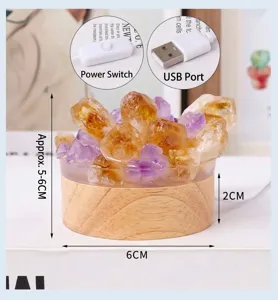 Détail de veilleuse en cristal avec amas de citrine et d'améthyste sur socle en bois USB.
