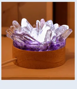 Détail veilleuse cristal, base en bois et amas de cristaux violets avec port USB.