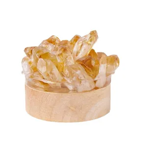 Veilleuse en cristal naturel avec socle en bois et amas de quartz jaune pour chambre.