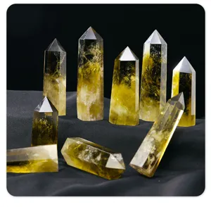 Détail de colonne hexagonale en cristal de citrine naturelle brésilienne, décor de pierre.