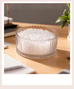 Grava de cristal transparente en bol de vidrio, ideal para decoración de acuarios y aromaterapia.