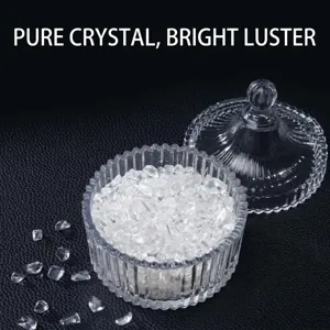 Fragmentos de cristal blanco transparente en tarro de vidrio para decoración y meditación.
