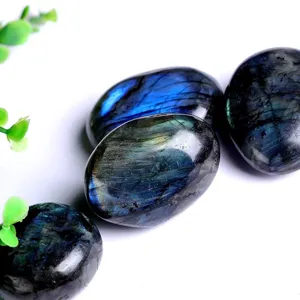 Détail de pierres roulées en labradorite, galet de cristal poli lisse avec effet flash bleu