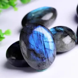 Pierre plate en labradorite naturelle avec reflet bleu, cristal poli pour décoration.