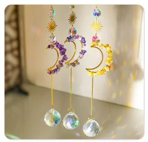 Kristallen zonnevanger hangend ornament met maanframe edelsteen steentjes en bal.