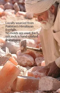Detalle de materia prima de roca de sal de cristal del Himalaya, hecho a mano.