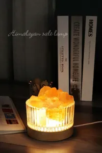 Luz nocturna de aroma de sal del Himalaya con vidrio acanalado y base de madera para ambiente cálido.