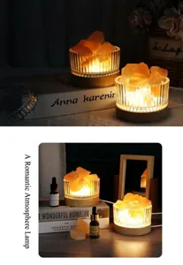 Lámpara de sal de cristal detalle, tarro de cristal con base de madera, luz nocturna cálida.
