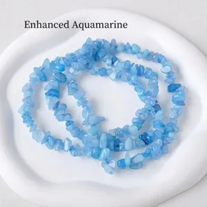 Gros plan de perles en cristal d'aigue-marine bleu clair idéal pour la bijouterie DIY.