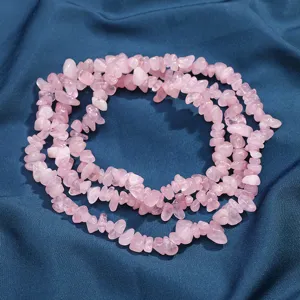 Gros plan de perles de quartz rose concassé, idéal pour la fabrication de bijoux DIY et accessoires.