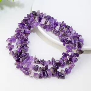 Gros plan de perles de cristal d'améthyste naturelle, perles irrégulières pour bijoux DIY.