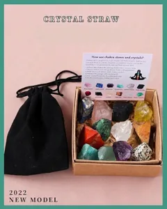 Set de pierres de cristal brutes en boîte kraft avec pochette pour yoga. Vue de détail.