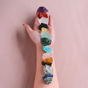 Ensemble de pierres de cristal brutes naturelles pour guérison des chakras et décoration.