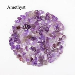 Natürliche Amethyst Kristallsplitter Detailansicht, gebohrte Steine für DIY Schmuckherstellung.