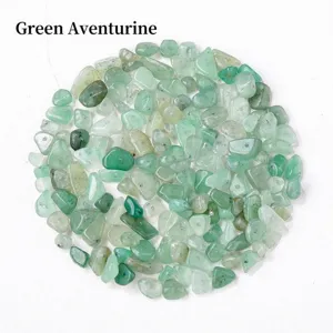 Grüne Aventurin Kristall Splitter Detail, gebohrte Schmucksteine für DIY Design und Basteln.