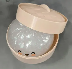 Detailansicht des niedlichen Knoedel Anti Stress Spielzeugs mit glitzerndem Design.