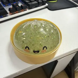 Detailansicht des niedlichen Anti-Stress Dampfnudel Spielzeugs im Mini-Dampfgarer Korb.