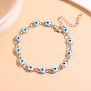 Bracciale malocchio variante, catena color argento con perline di vetro blu, bigiotteria.