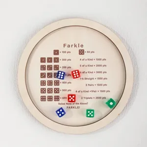 Detailansicht des hölzernen Farkle-Würfelspielbretts mit gravierten Regeln und bunten Würfeln.