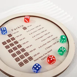 Holz Farkle Würfeltablett Detailansicht mit gravierten Spielregeln und bunten Spielwürfeln.