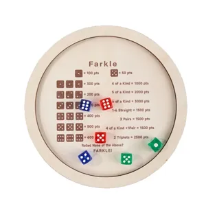 Personalisiertes Holz Farkle Würfeltablett mit Punktetabelle und bunten Würfeln für Spiele.