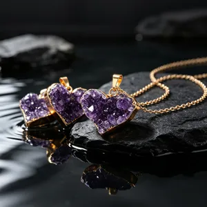 Collana con ciondolo a cuore in grappolo di ametista naturale con bordo dorato.
